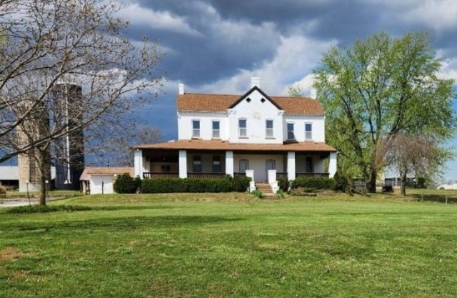 Charming 4-BDRM Farmhouse Retreat. Private Pool & Lake Access w/capacity for 11