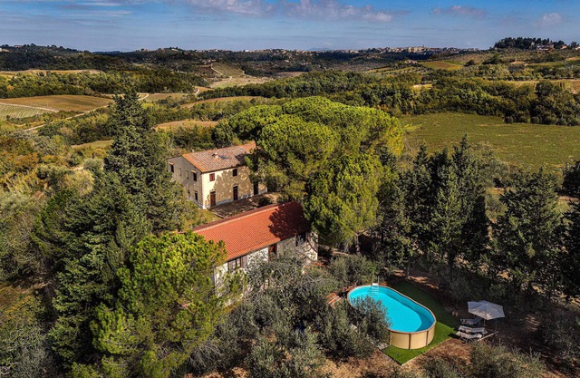 CHARMING 4BR BARN WITH PRIVATE POOL & WONDERFUL VIEWS, IN GREAT TUSCAN LOCATION!
