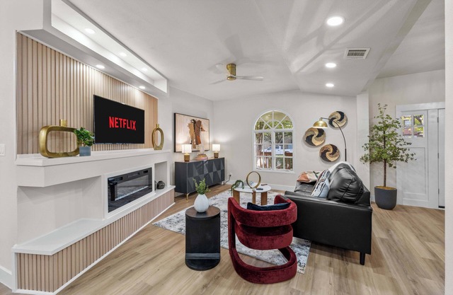 Charming 4BR | Deck + Pets OK I Bishop Arts