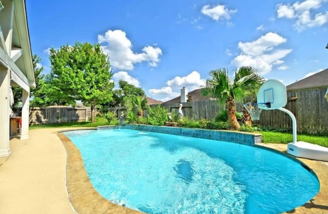 Charming 4BR Private Pool Oasis W/ King Bed Suite