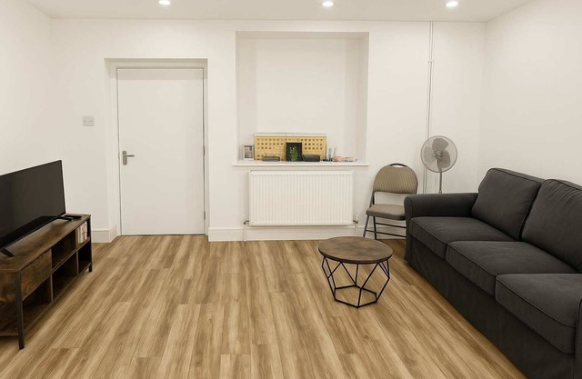 Charming 5-Bed Retreat in the Heart of Churchill with Parking