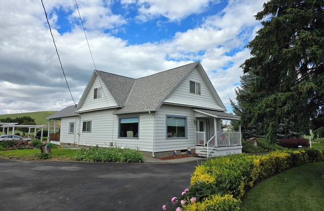 Charming 5-bedroom farmhouse with a great yard in delightful Waitsburg