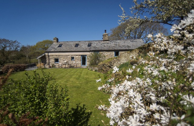Charmant cottage 5 * en duplex avec trois chambres et de grands jardins et vue sur la mer
