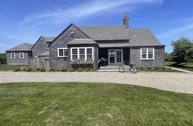 Charming 5BR/4.5BA House near Dionis Beach.