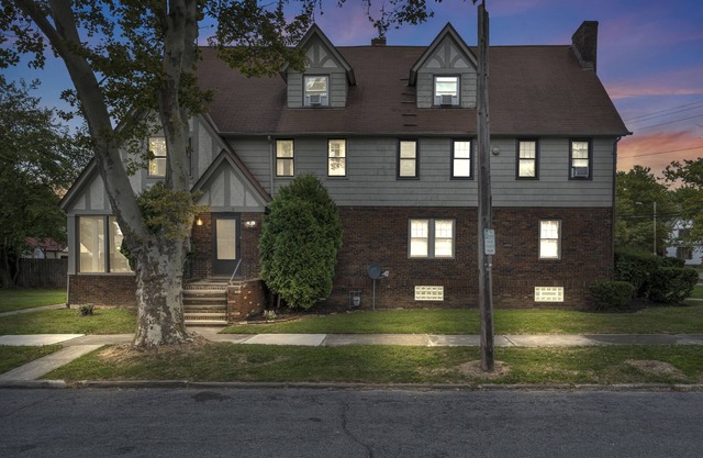Spacious 4-BR, 7 Comfy Beds, 2.5 Baths, Family-Friendly Retreat in Cleveland!