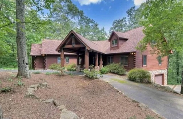Charming 6-bedroom cabin with WiFi, AC in the mountains.