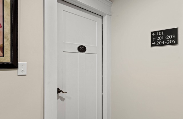 Charming 8-bedroom lodge with AC, WiFi in quaint Wilmington