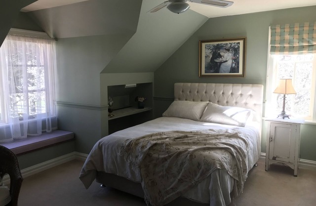 Charming Accomadation $190 x 2 guests in Queen room & ensuite & balconey