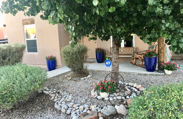 ** TARIFS SPÉCIAUX ** NOUVELLE LISTE-CHARMANT SANTA FE- HOUSE-3BR / 2BA