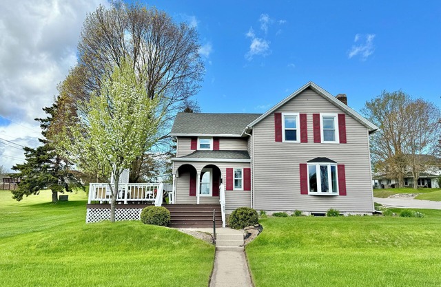 Charming Algoma house, close to winery, brewery, shopping, dining, & recreation.
