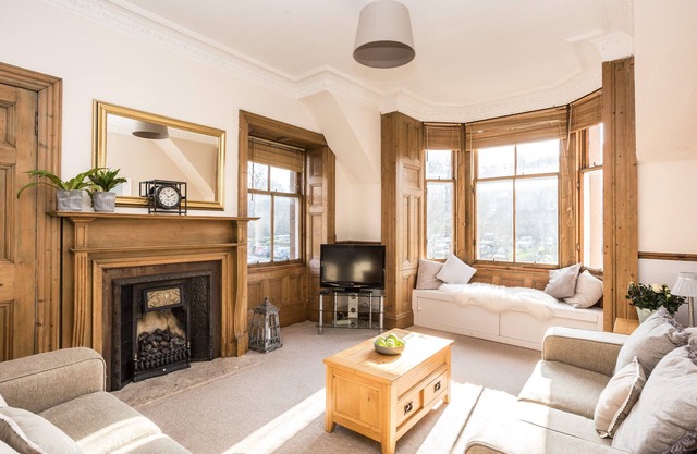 Charming and comfortable apartment, centrally located with easy parking access. Sleeps 4