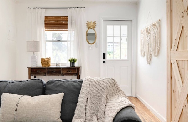 Charming and cozy 1920’s cottage in Tarpon Springs, 3 min walk to Sponge Docks.