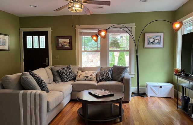 Charming and cozy 1920's bungalow with mountain views. Pet-friendly