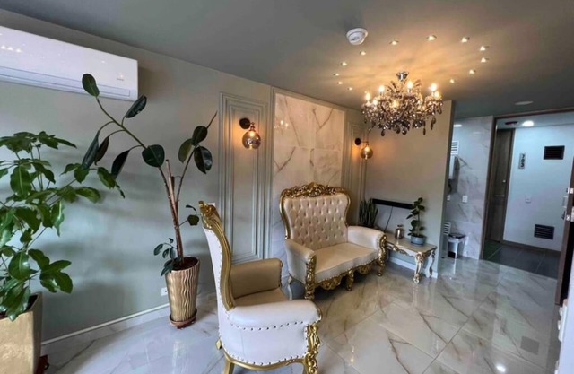 CHARMING AND COZY APARTMENT IN LAURELES.