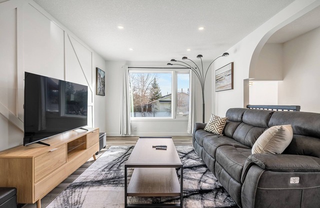 Charming and Cozy Upper Level Home 2BDR
