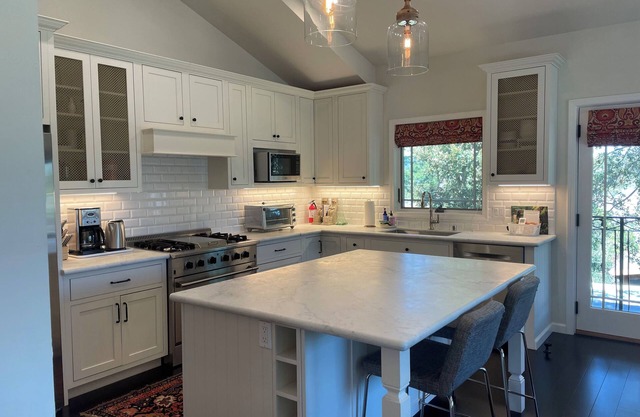 Charming and private detached cottage unit with AC in beautiful Mill Valley