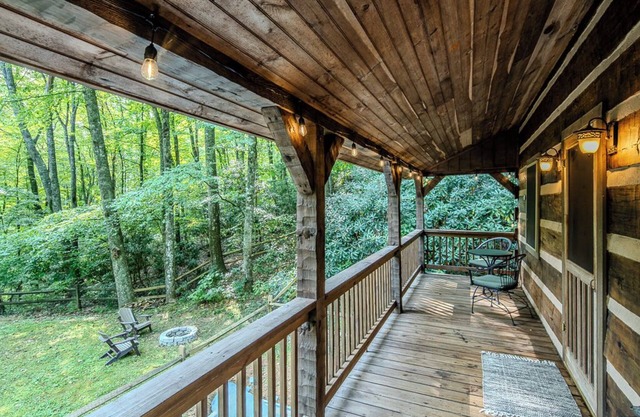 Charming and Secluded 2-bedroom Log Cabin in Fleetwood with Hot Tub & Wifi