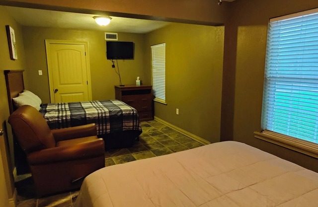 Charming and Spacious 2000 sqft Home Located in Midtown Lake nnCharles, LA.