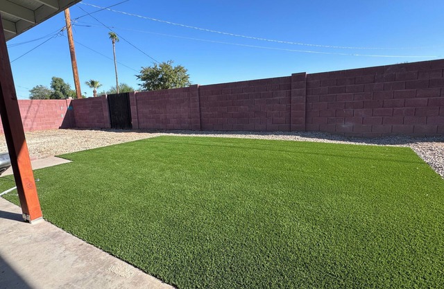 Charming and Spacious 4-bedroom house in Tempe, 6 min from ASU with AC, WiFi.