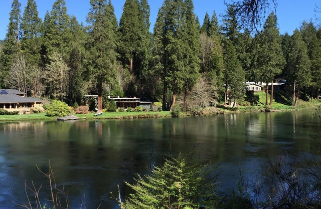 CHARMANTE ET SPECTACULAIRE MAISON EN BORD DE RIVIERE, BELLE EN TOUTE SAISON DE L'ANNEE!