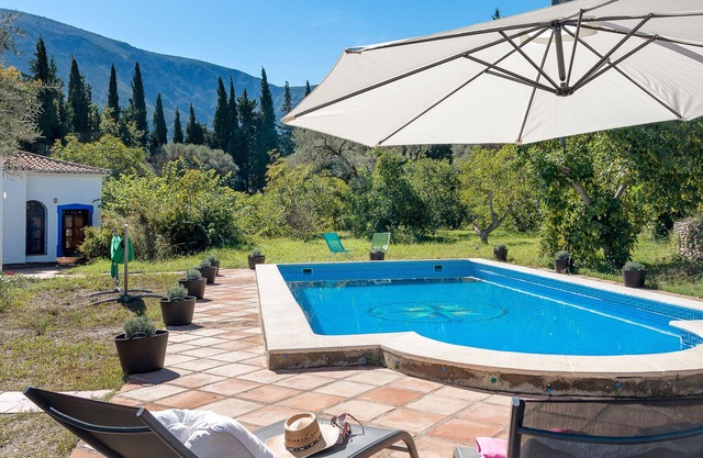 Charmante maison de campagne andalouse, piscine au milieu d'1 magnifique paysage