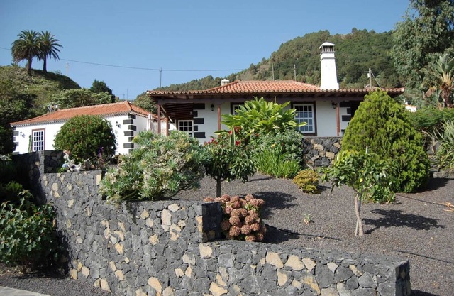 Charmante Maison Tres Pinos avec piscine privée et jardins luxuriants