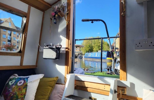 Charming baby narrowboat Apsley Marina
