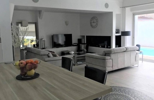 GRANGE DE CHARME 240 m2 en ville/PISCINE/9 pers .