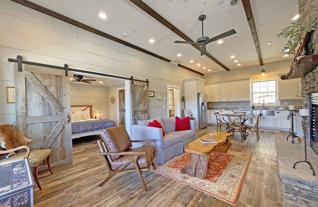 Charming Barndominium - 5 minutes from lake access and hiking trail - PAZ Place