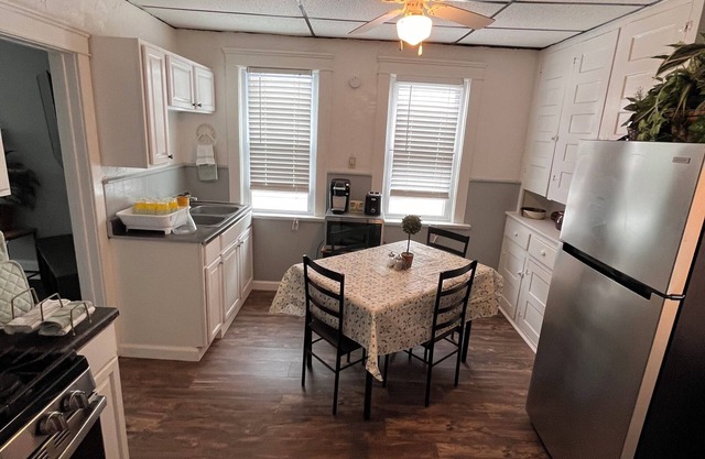 Charming Bayfront Retreat: 2-Bedroom Getaway in Erie, PA