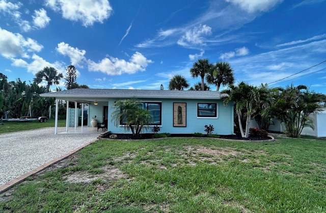 Charming bayside bungalow- canal access w/no bridges for beach, fishing, boating