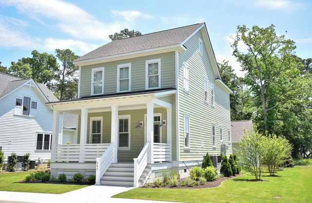 Charming Bayside Retreat – Walk to Beach & Life Center Pools!