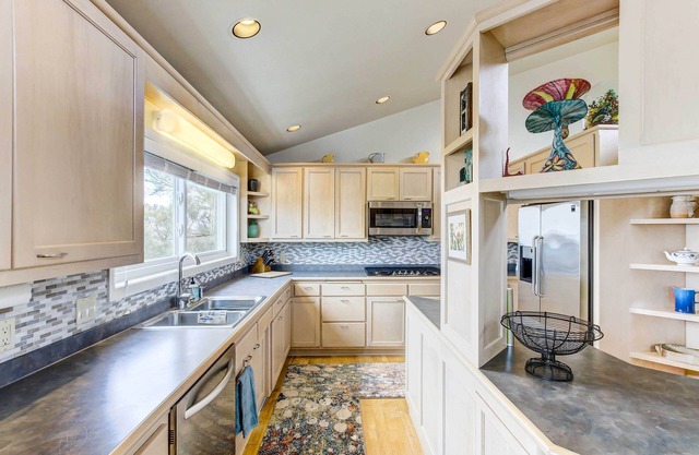 NEW! Dreamy ‘Bayview Art House’ w/ Grill, Sauna