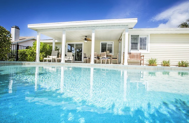 Cottage de charme sur la plage! 2 miles des plages de sable blanc de Bonita Beach!