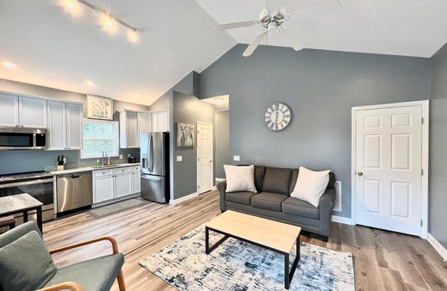 Charming, Beautiful, Treetop Loft, Prime Location