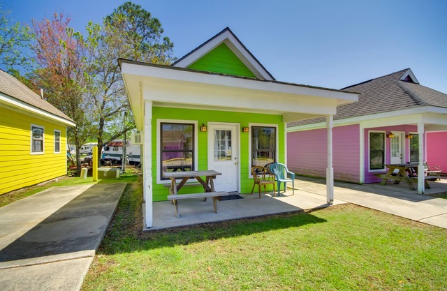 Charming Biloxi Studio w/ Community Pool & Lake!