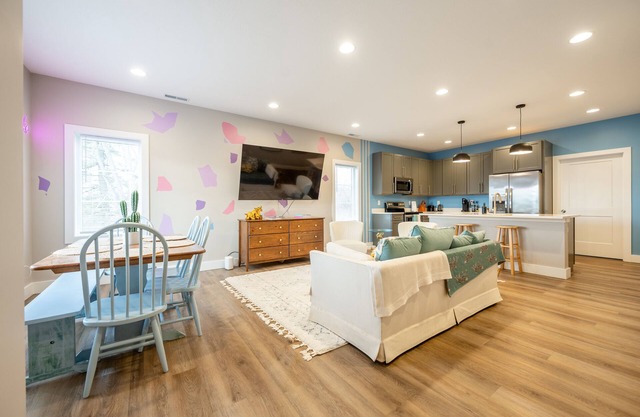 Charming Bloomington Retreat 4BR/Townhouse/Pet-Friendly! Book Now & Save!
