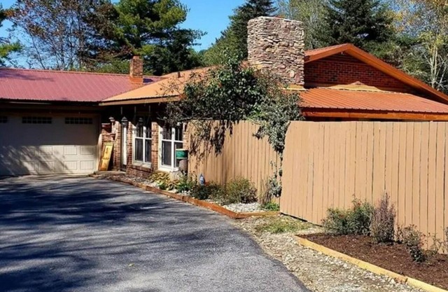 Beautiful single-level ranch, near skiing and the Parkway. Private hot tub.