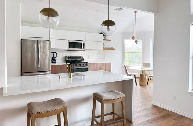 Charming & Bright Retreat - Luxe Pool - Golf Views!
