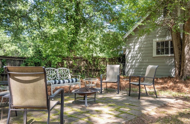 Charming Bulldog Cottage in heart of campus and short stroll to Five Points