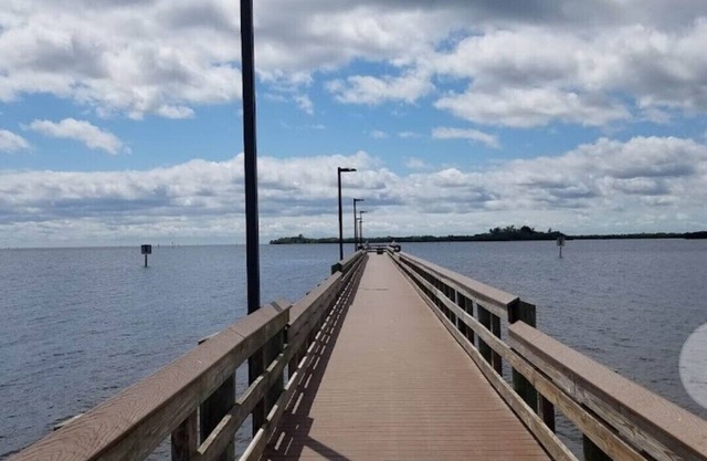 Charming bungalow - Walk to SunSeekers Resort, the Fishing Pier and Beach