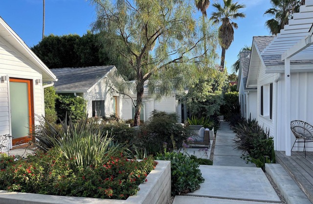 Charming Bungalow in Historic Venice Courtyard