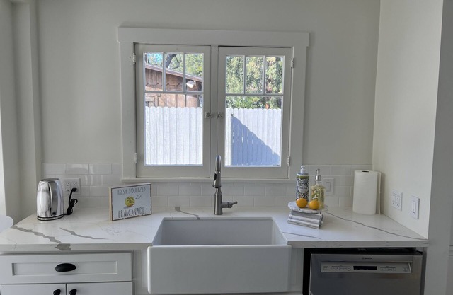 Charming Bungalow in Pasadena 1 Bedroom 1 Bathroom with full kitchen