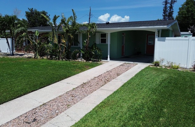 Charming Bungalow in west Bradenton only minutes from Bradenton beach and IMG.