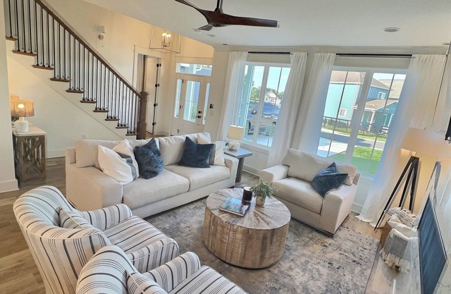 Charming Bungalow in beautiful Barefoot Bay - Fire pit, lakefront pool and more
