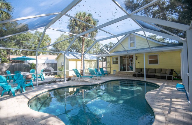 Élégant cottage avec piscine privée fermée - près du cœur historique de Gulfport