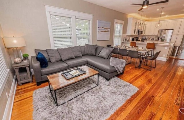 Charming Bungalow steps from Lake Hollingsworth