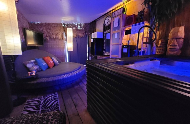 Charming bungalow with a Mineral Hot Tub and Wi-Fi in beautiful Ormond Beach