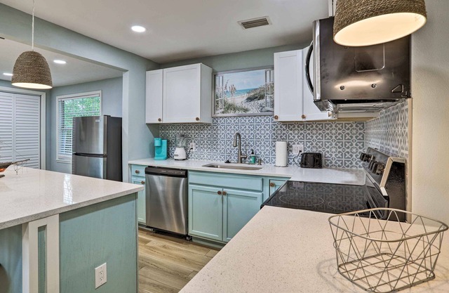 Charming Bungalow - 7 Mi to St Pete Beach!