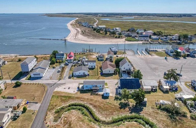Charming bungalow w water views in Bowers Beach AC WiFi Dover Downs AFB DE Turf